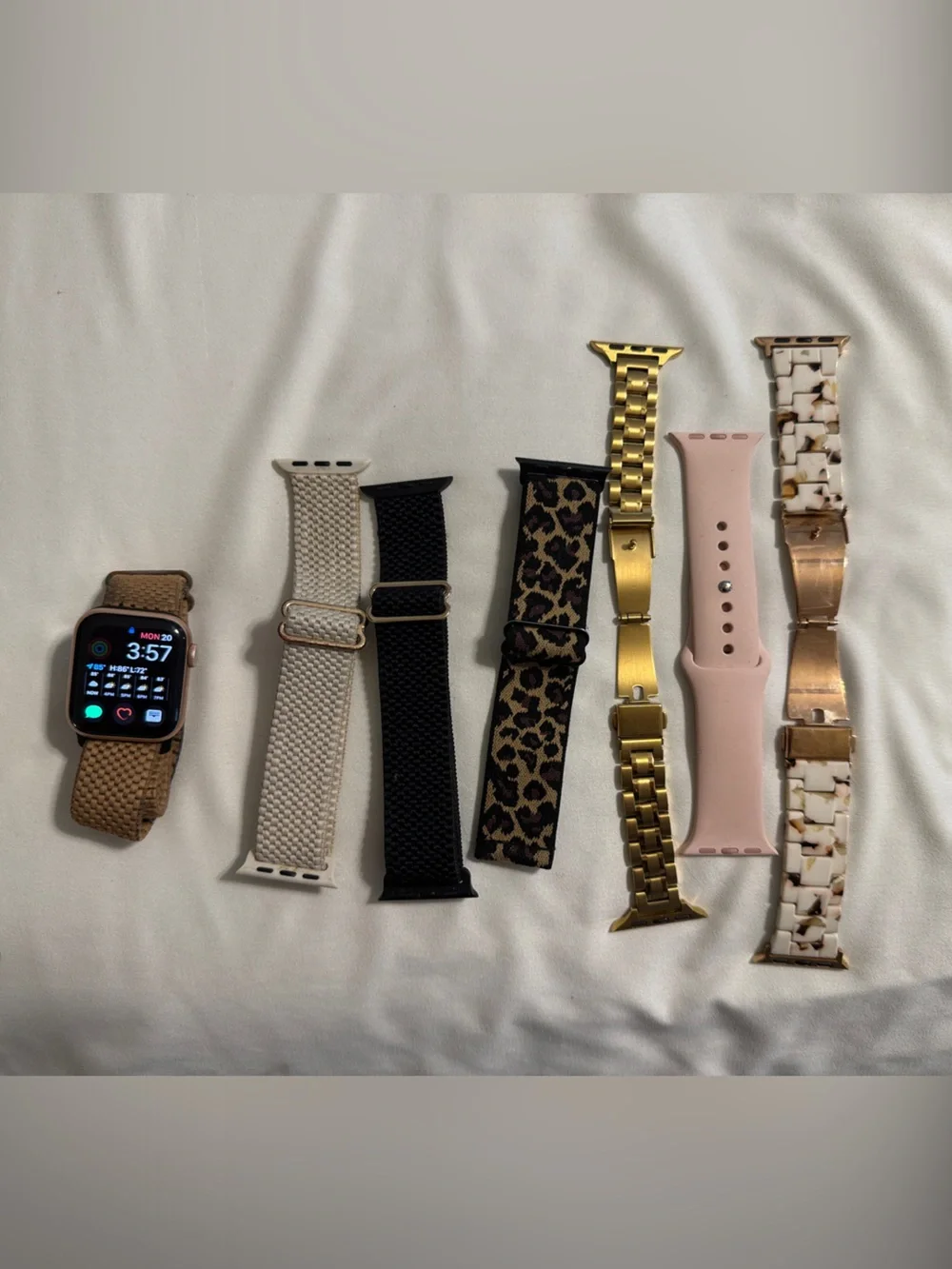 Apple Watch Series 6 Gold Aluminum w/ interchangeable bands